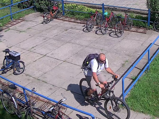 Muž odjíždí na kradeném kole od vracovského nádraží.