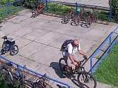 Muž odjíždí na kradeném kole od vracovského nádraží.