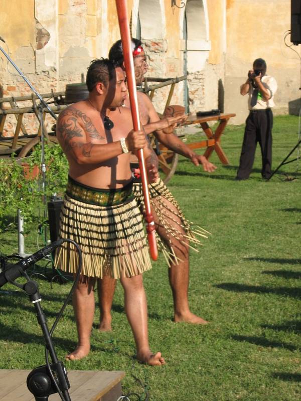 Novozélanský folklorní soubor Whakaari Rotorua na Národopisném festivalu Kyjovského Dolňácka v Miloticích.