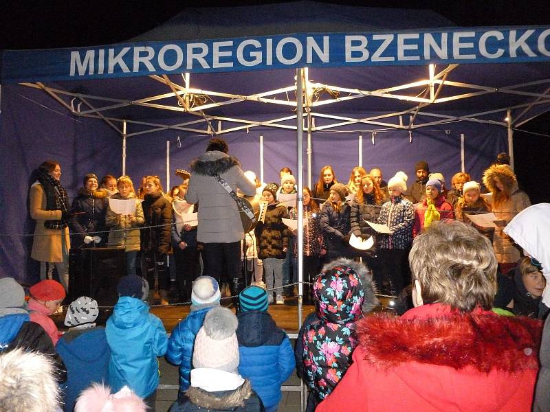 V Moravském Písku se na Česko zpívá koledy sešlo asi 150 lidí. Koledám předcházela jako již každoročně vánoční výstava ve škole spojená s dílničkami a kulturním programem.