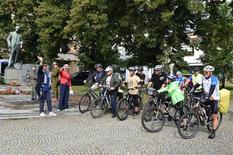 Tradičního dvoudenního cyklopřejezdu z Hodonína do Košarísk se zúčastnilo patnáct Čechů a Slováků.