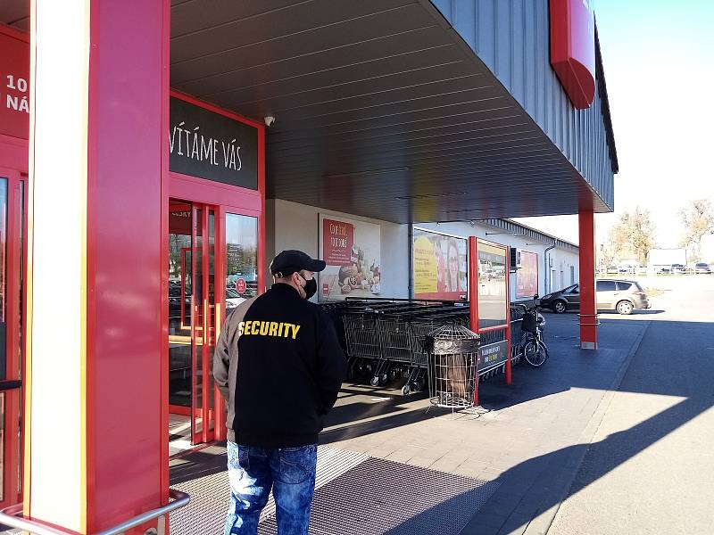 Zákazníci hodonínských supermarketů si ve středu museli kvůli vládním nařízením zvyknout na řadu novinek u nákupních vozíků.