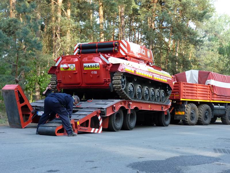 Hasičské jednotky z Trnavského kraje přivezly na požár u Bzence speciální techniku.