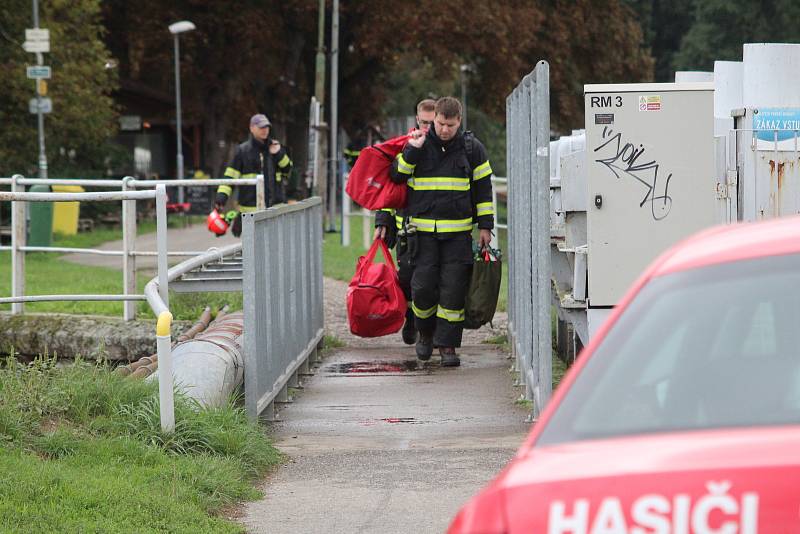 Mimořádný výcvik lezců hasičů, kdy měli za úkol pod hodonínským jezem vyzvednout tonoucího z vody.