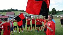 Fotbalisté Velké nad Veličkou (v červených dresech) si vítězství v první B třídě pojistili remízou 1:1 na hřišti Lovčic. Triumf v nejnižší krajské soutěži si vychutnávali společně s věrnými příznivci.