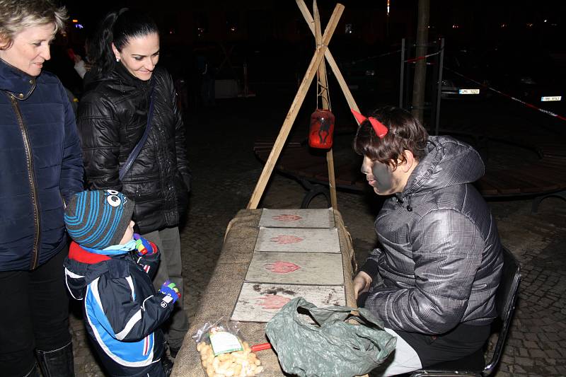 Páteční večer se ve Strážnici proměnil v bezbožný rej. Náměstí Svobody obsadili malí i velcí pekelníci, Mikuláši a andělé měli přísný zákaz vstupu. Děti si na čertovském harašení mohli vyzkoušet různé disciplíny, součástí večera byla i ohňová show.