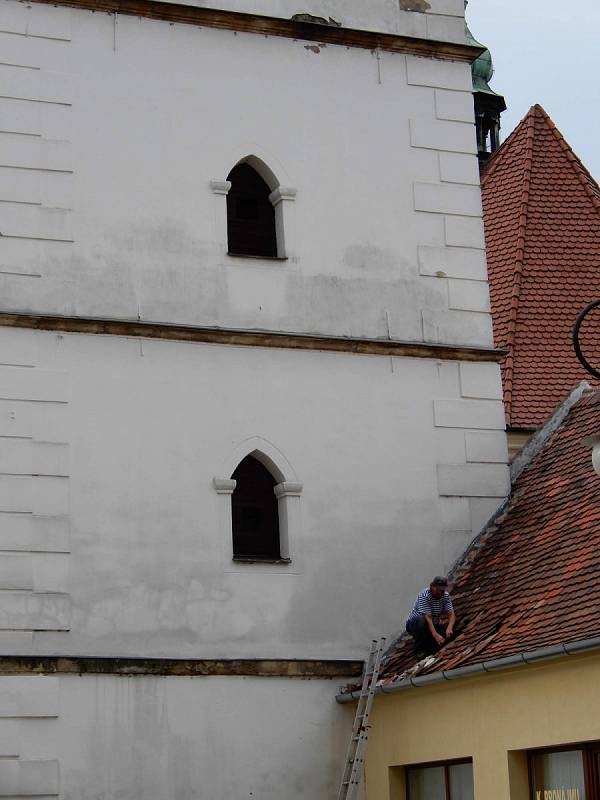 Lokální bouře doprovázená kroupami zasáhla Strážnici na Hodonínsku. Voda zatopila některé ulice i sklepy domů.