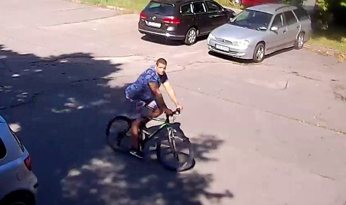 Muž zachycený bezpečnostní kamerou na parkovišti v Hodoníně.