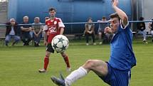 Fotbalisté Blatnice (v červených dresech) v 1. A třídě skupině B prohráli s Ratíškovicemi 2:3. Výhru hostů trefil záložník Dominik Jankůj.