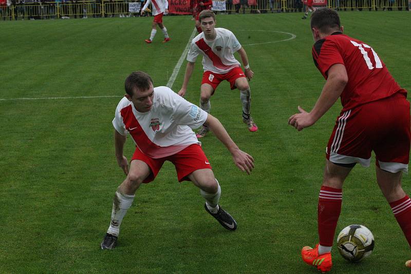 Fotbalisté Hroznové Lhoty (bíločervené dresy) v televizním zápase porazili Vnorovy 5:1. Zápas sledovalo 1500 diváků.