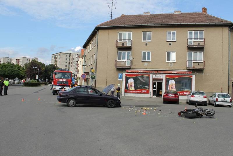 Nehoda auta a motorky v Kyjově si vyžádala vážné zranění motorkáře.