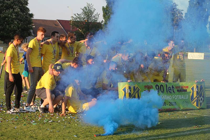 Fotbalisté rezervy Ratíškovic (v modrých dresech) porazili Lipov 1:0 a převzali pohár pro vítěze okresního přeboru.