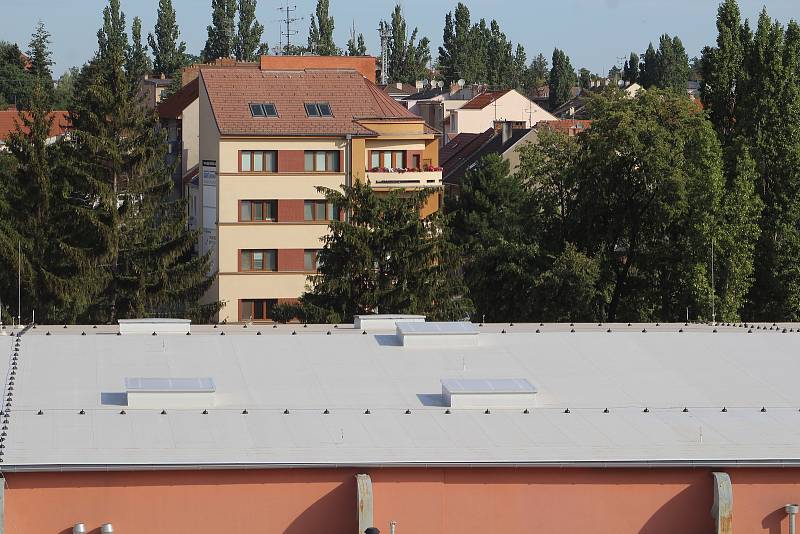 Zimní stadion v Hodoníně dostal po více než dvou desetiletích novou střechu.