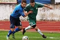 Hodonínský záložník Petr Šturma (v zeleném) se probíjí přes hráče Otrokovic. fotbalisté RSM nakonec zdolali Viktorii 2:0. 