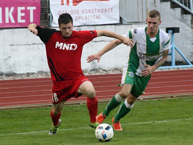 Hodonínští fotbalisté (v červených dresech) ve vloženém 15. kole divize D porazili Bzenec 2:0 a osamostatnili se v čele tabulky. Derby na stadionu U Červených domků sledovalo 520 diváků.