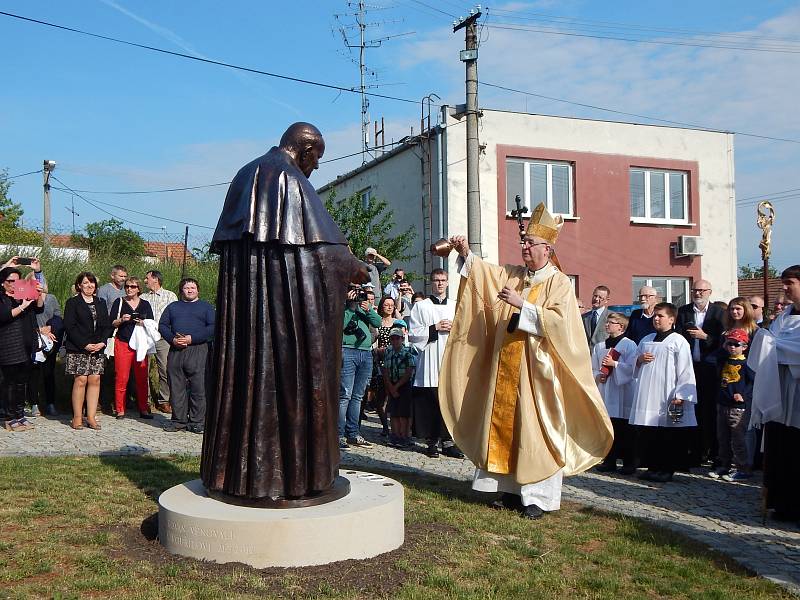 V Bukovanech kromě kaple zasvěcené svatému Janu Pavlovi II. nyní stojí také jeho socha. Autorem více než dvoumetrového díla je akademický sochař Radim Hanke ze Zlína. Požehnal ji arcibiskup olomoucký Jan Graubner.