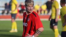 Fotbalisté Hodonína (červeno-černé dresy) ve 21. kole MSFL doma zdolali vedoucí Kroměříž 1:0. Foto: pro Deník/Jaroslav Kolísek