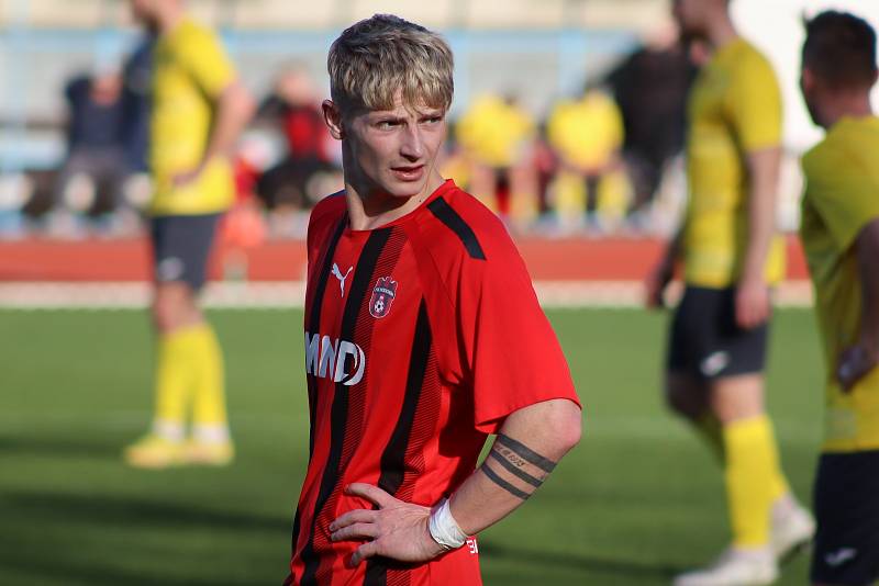 Fotbalisté Hodonína (červeno-černé dresy) ve 21. kole MSFL doma zdolali vedoucí Kroměříž 1:0. Foto: pro Deník/Jaroslav Kolísek