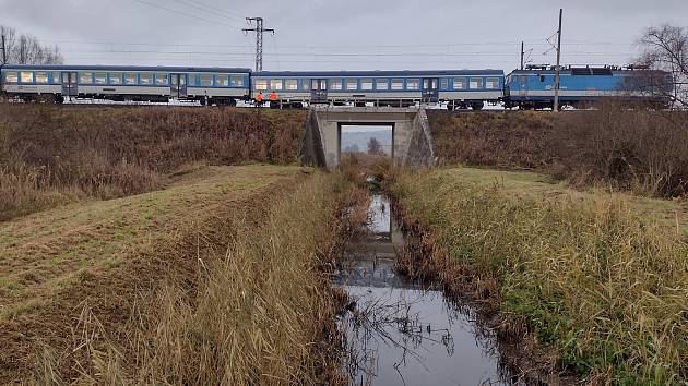 Po střetu s osobním autem poškozený osobní vlak před stanicí Moravský Písek.