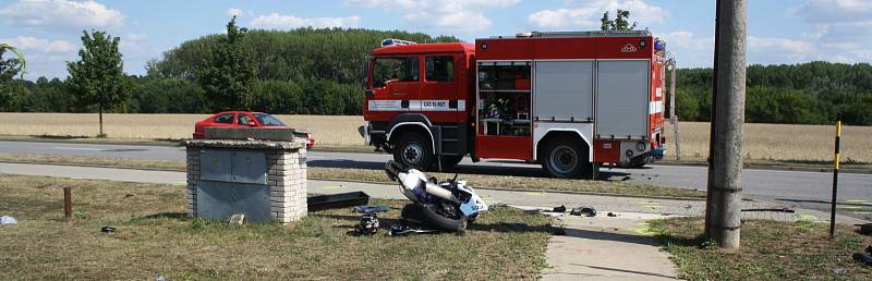 Srážka motorky a osobního auta v Moravském Písku. Záchranáři ošetřili celkem pět zraněných, z toho dvě děti.