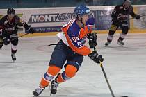 Hodonínští hokejisté (oranžovomodré dresy) se v posledním domácím přípravném zápase utkali s brněnskou Technikou. Drtiči věrným fanouškům představili i tři hráče z Ruska.