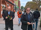 Premiér Bohuslav Sobotka v pondělí dopoledne navštívil Hodonín. V centru města rozdával růže. Podpořil tak místopředsedu Senátu Zdeňka Škromacha v kampani před druhým kolem senátních voleb na Hodonínsku.