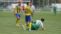 Fotbalisté Bzence (v zelených dresech) podlehli Baťovu 1:2.