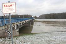 Řeka Morava u Hodonín pod přeshraničním mostem na Slovensku první lednovou neděli 2024.