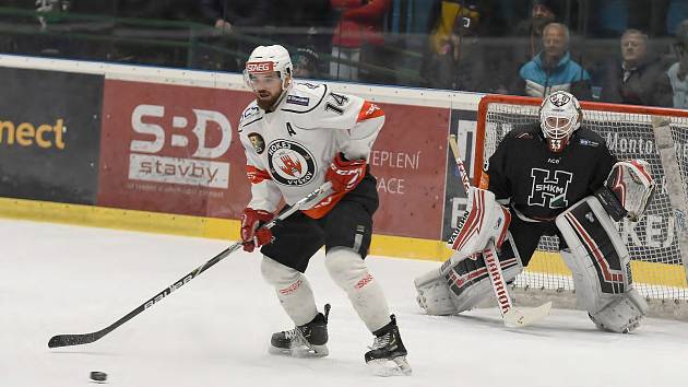 Hokejisté Hodonína (černé dresy) ve 4. zápase osmifinále play-off druhé ligy podlehli Vyškovu 2:3 a letošní sezona pro ně skončila.