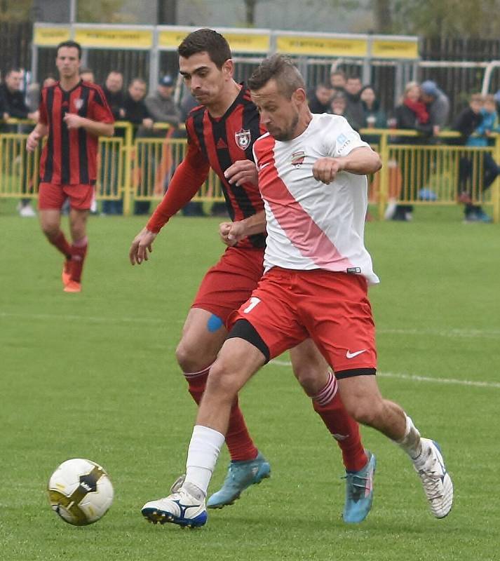 Fotbalisté Hroznové Lhoty (bíločervené dresy) v televizním duelu přehráli Vnorovy 5:1. Zápas na Zelničkách sledovalo 1500 diváků. Foto: Jaroslav Kicl