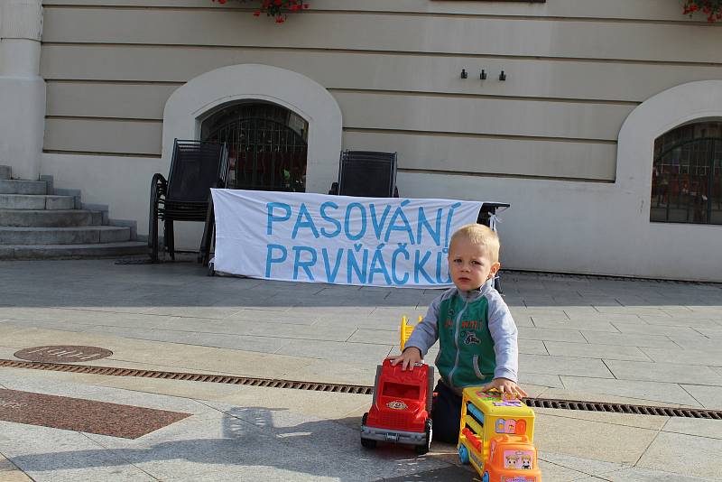 Místostarosta Jiří Janda pasoval před hodonínskou radnicí letošní prvňáčky