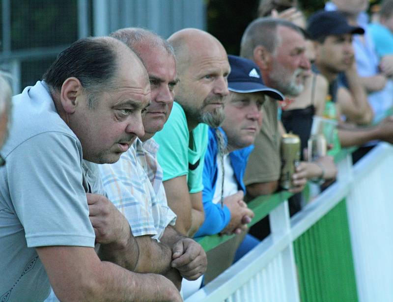 Fotbalisté Bzence (zelené dresy) prohráli v posledním domácím zápase premiérové divizní sezony s Bystřicí nad Pernštejnem 2:4.