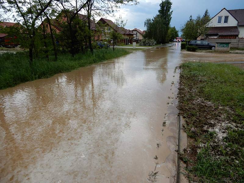 Lokální bouře doprovázená kroupami zasáhla Strážnici na Hodonínsku. Voda zatopila některé ulice i sklepy domů.