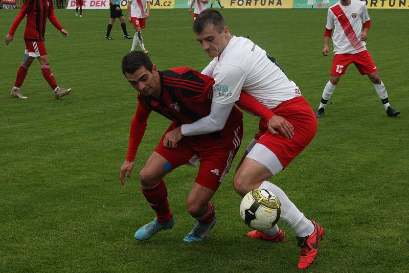 Fotbalisté Hroznové Lhoty (bíločervené dresy) v televizním zápase porazili Vnorovy 5:1. Zápas sledovalo 1500 diváků.