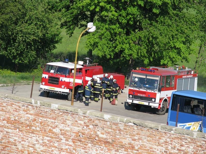 Hašení skutečného požáru by bylo na zámku komplikované hlavně kvůli špatnému přístupu aut. Ty musely zůstat na parkovišti, takže bylo potřeba s hadicemi překonávat velké vzdálenosti.