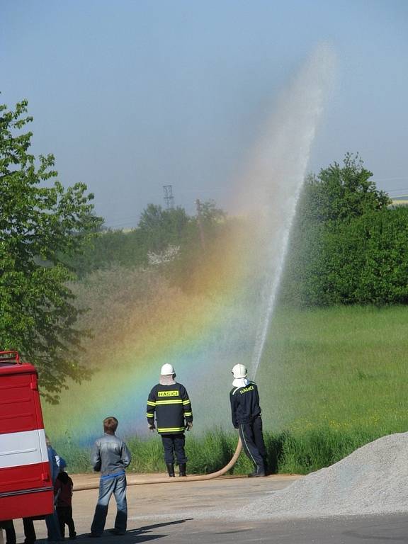 Hašení skutečného požáru by bylo na zámku komplikované hlavně kvůli špatnému přístupu aut. Ty musely zůstat na parkovišti, takže bylo potřeba s hadicemi překonávat velké vzdálenosti.