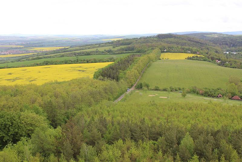 Rozhledna Travičná a výhledy z ní. Počet schodů 177, výška ochozu 34 metrů, výška rozhledny 52,6 metru.