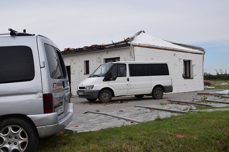 Následky řádění tornáda v Moravské Nové Vsi a v Hruškách.