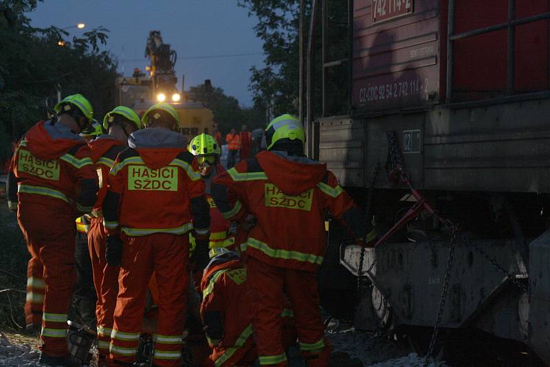 U Vnorov na Hodonínsku potřetí ve dvou týdnech vykolejil vlak. Mimo železnici se tentokrát dostala přední kola posunovací lokomotivy na vyloučené koleji při pracích na zprůjezdnění trati.
