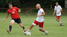 Fotbalisté Radějova (v červených dresech) oslavili výročí fotbalu zápasem proti výběru Tomáše Hořavy a Davida Helíska