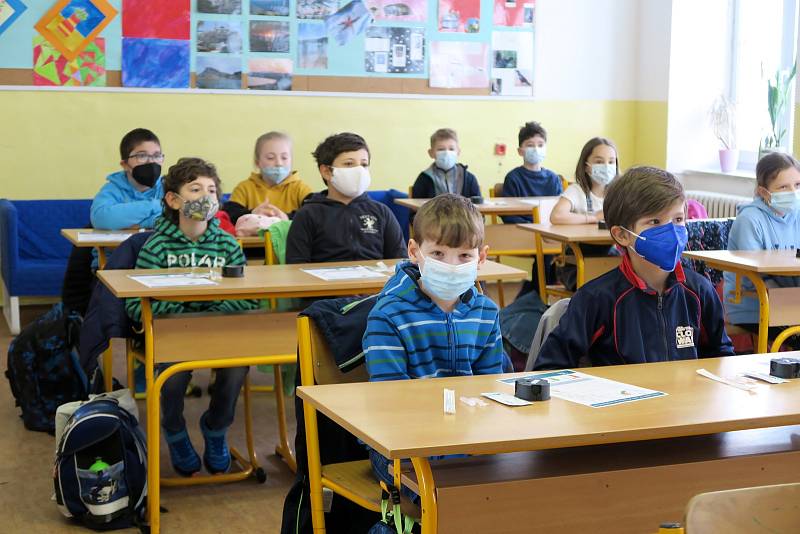 Žáci prvního stupně Základní školy Kotlářská v Brně absolvovali první antigenní testy na Covid-19.