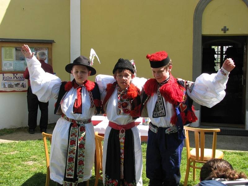 Mladí panovníci, kteří letos pojedou v čele krojovaných družin ve Vlčnově, Hluku a Kunovicích, podepsali na věhlasné Blatnické hoře pamětní listinu jako připomínku jejich historického „summitu“.