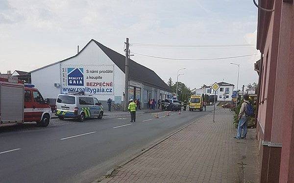 Dopravní nehoda v Dubňanech, kde se srazila policejní hlídka s řidičkou renaultu. 