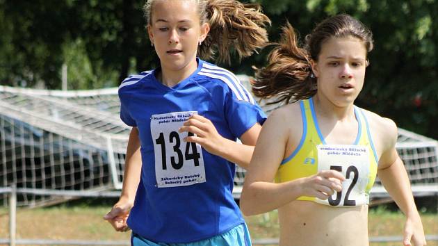 Nadějná hodonínská rychlobruslařka Marie Kadlecová (vlevo) ve svých třinácti letech ovládla na Malokarpatském krosu kategorii žen.