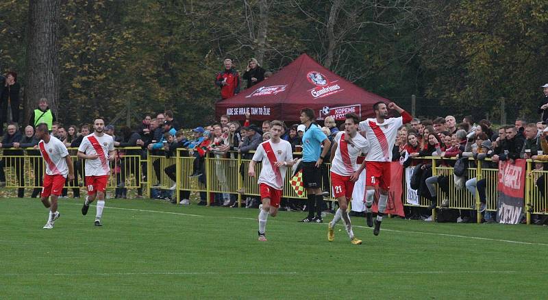 Fotbalisté Hroznové Lhoty (bíločervené dresy) v televizním zápase porazili Vnorovy 5:1. Zápas sledovalo 1500 diváků.