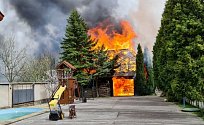 Hasiči na Velikonoční pondělí likvidovali požár dvou stodol.