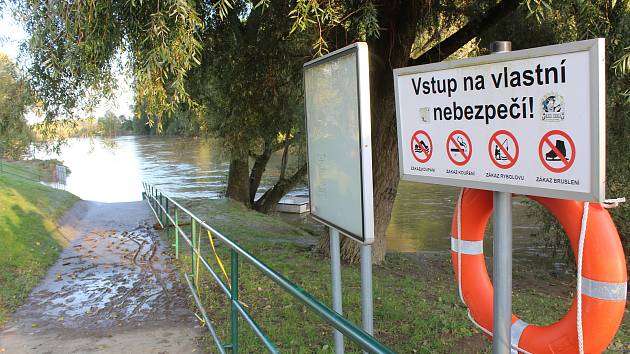 Řeka Morava a nové laguny u Rohatce v pondělí v podvečer.