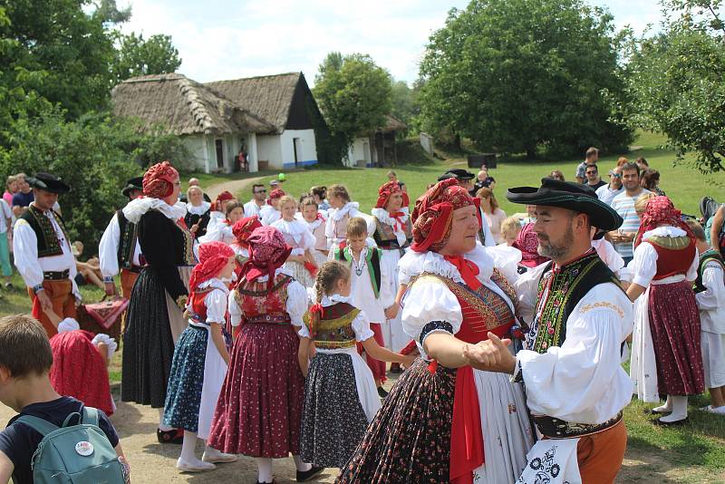 Dožínky ve skanzenu Strážnice v neděli odpoledne.