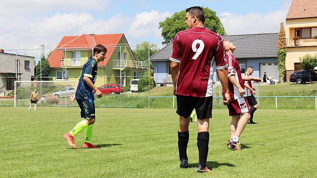 Fotbalisté Věteřova (v rudých dresech) patří mezi tradiční účastníky III. třídy Hodonínska.