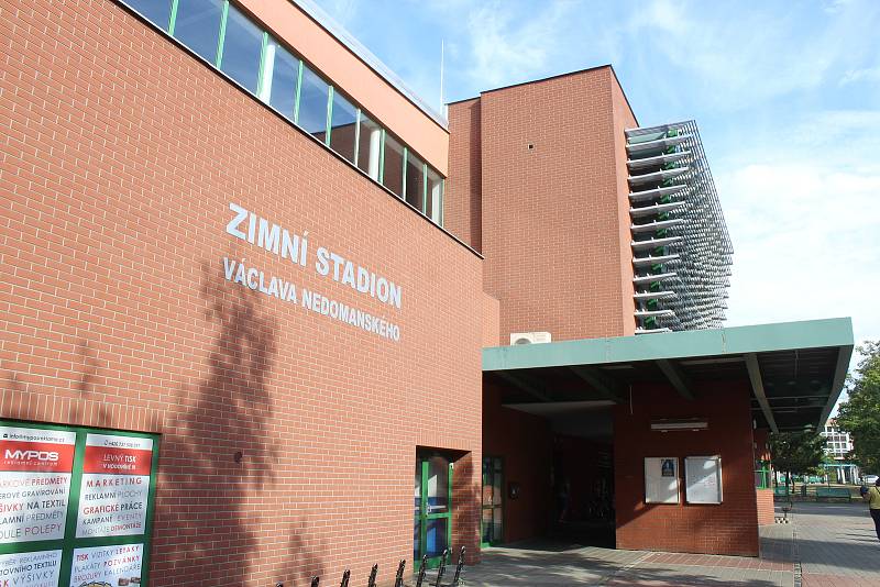Zimní stadion v Hodoníně dostal po více než dvou desetiletích novou střechu.